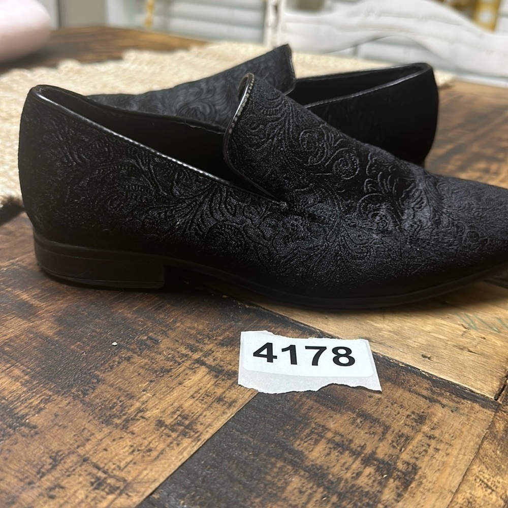 Robert David black slip on 5m. Pre owned nice detail